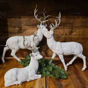 Glamour stílusú, fehér színű, deres hatású, ezüst agancsú és patájú exkluzív karácsonyi szarvas.