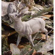 Glamour stílusú, fehér színű, deres hatású, ezüst agancsú és patájú exkluzív karácsonyi szarvas.