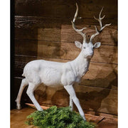 Glamour stílusú, fehér színű, deres hatású, ezüst agancsú és patájú exkluzív karácsonyi szarvas.