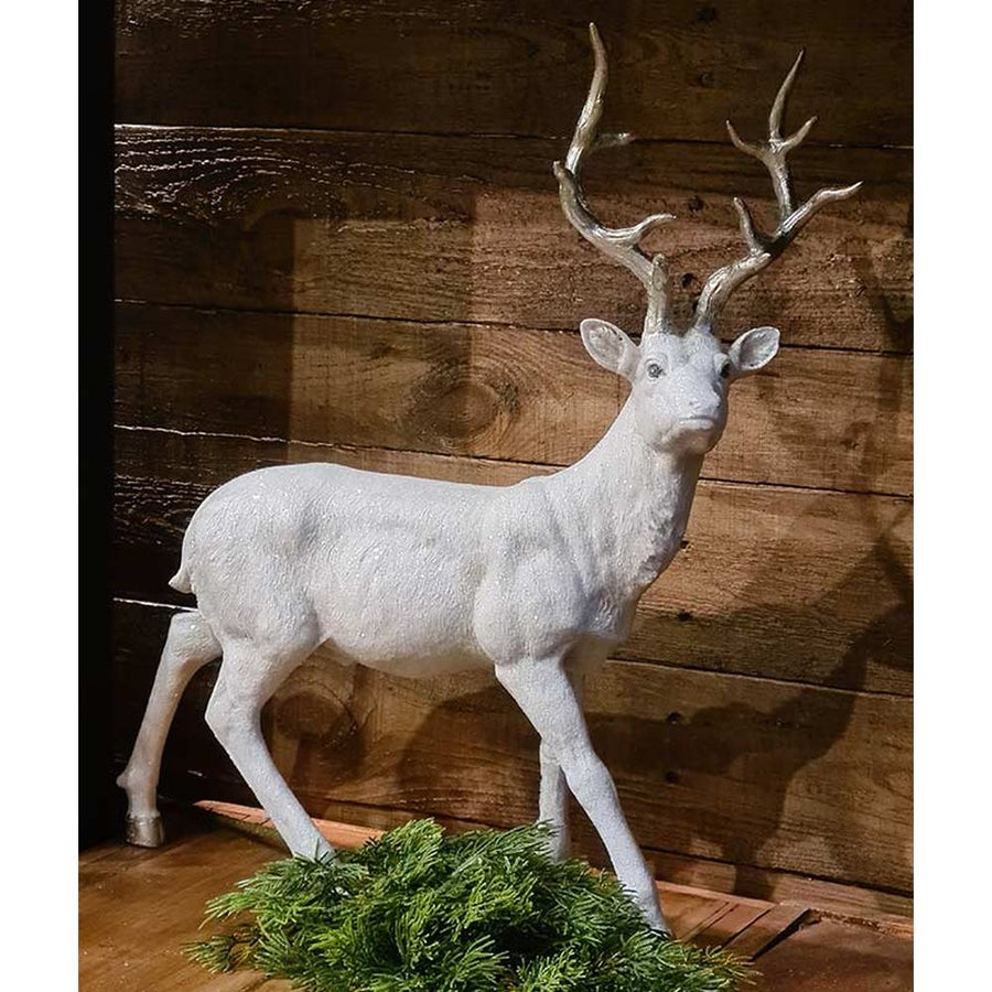 Glamour stílusú, fehér színű, deres hatású, ezüst agancsú és patájú exkluzív karácsonyi szarvas.