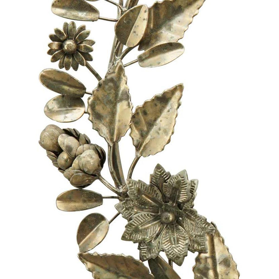 Vintage stílusú, antikolt felületű, fém virágokkal, fenyőtobozokkal és levelekkel díszített antik arany színű függeszthető karácsonyi gyertyatartó