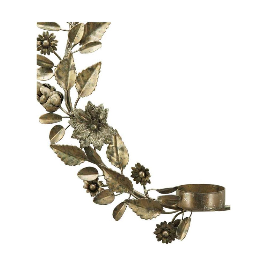 Vintage stílusú, antikolt felületű, fém virágokkal, fenyőtobozokkal és levelekkel díszített antik arany színű függeszthető karácsonyi gyertyatartó