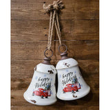 Vidéki, farmhouse stílusú antikolt, kopott fehér színű, Happy Holidays feliratú, ajándékokkal megrakott, piros színű platós farm kocsival díszített, fémből készült karácsonyi harang.