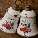 Vidéki, farmhouse stílusú antikolt, kopott fehér színű, Happy Holidays feliratú, ajándékokkal megrakott, piros színű platós farm kocsival díszített, fémből készült karácsonyi harang.