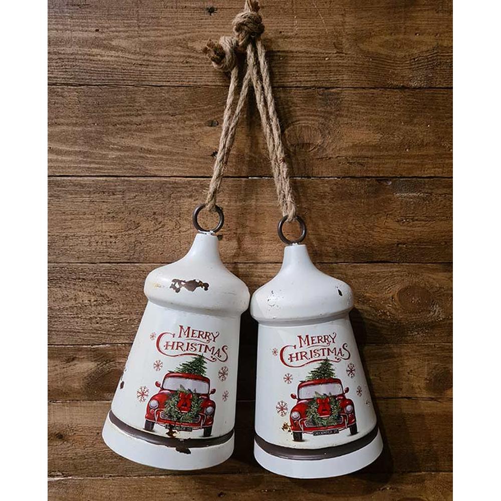Vidéki, farmhouse stílusú,, antikolt, kopott fehér színű, Merry Christmas feliratú, karácsonyi koszorús, piros színű platós farm kocsival díszített, fémből készült karácsonyi harang.