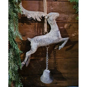 Rusztikus, vidéki stílusú, 40 cm magas, antikolt felületű, szürke színű, függeszthető fém szarvas figura csengővel.