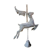 Rusztikus, vidéki stílusú, 40 cm magas, antikolt felületű, szürke színű, függeszthető fém szarvas figura csengővel.