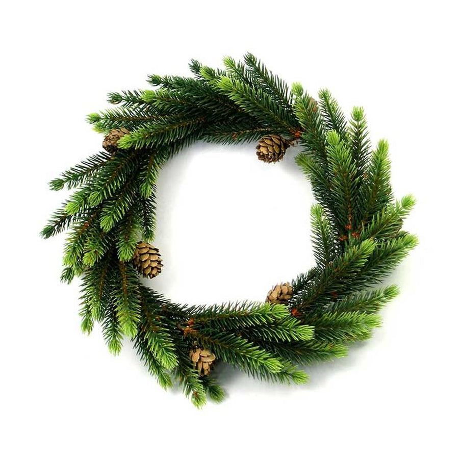 Apró fenyőtobozokkal díszített, élethű megjelenésű, mesterséges mű fenyőágakból készült ünnepi gyertyagyűrű koszorú.