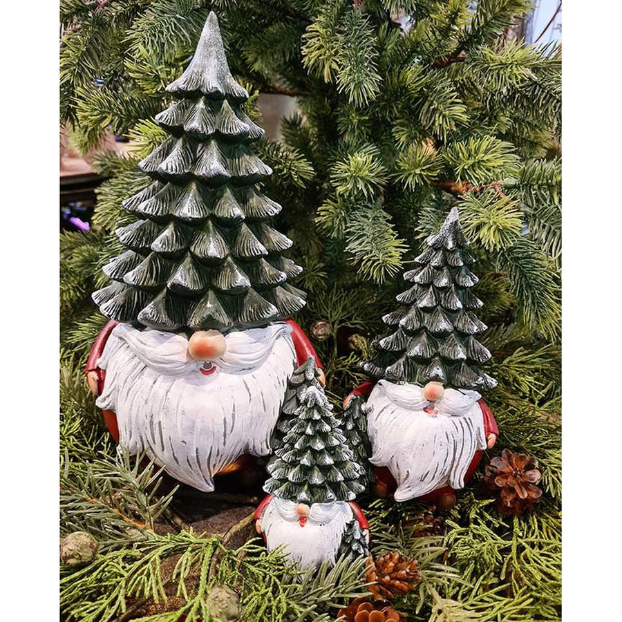 Karácsonyi manók fenyősapkában, zöld fenyők között.