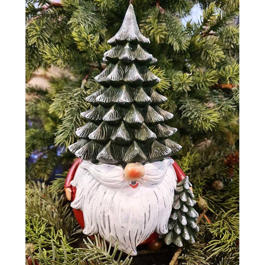 Karácsonyi manó fenyősapkában, zöld fenyők között. 