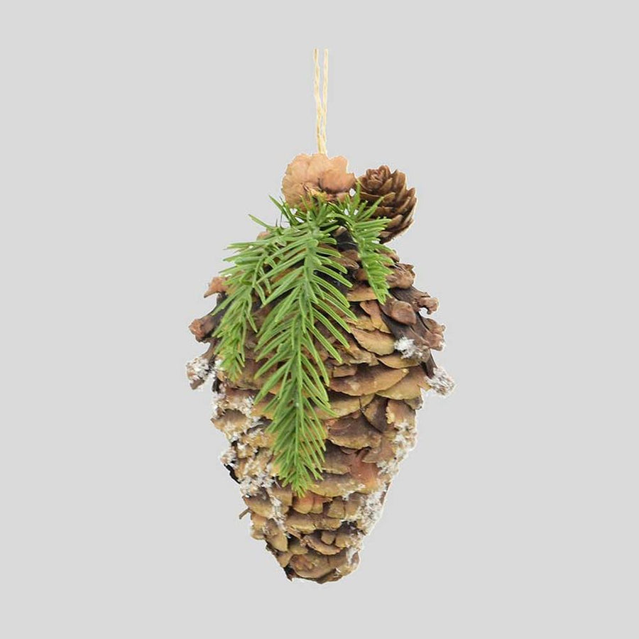 Fenyőággal és apró tobozokkal díszített, havas felületű, függeszthető karácsonyi toboz dísz..