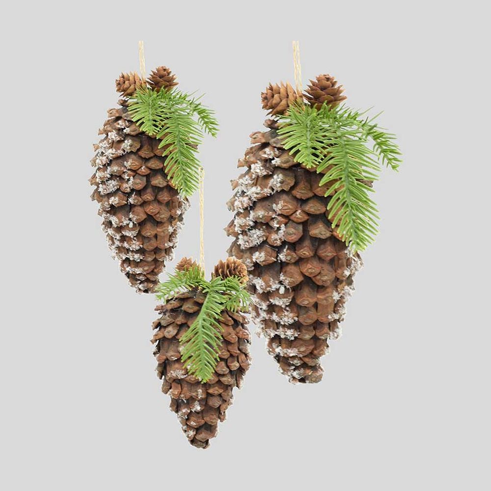 Fenyőággal és apró tobozokkal díszített, havas felületű, függeszthető karácsonyi toboz dísz.