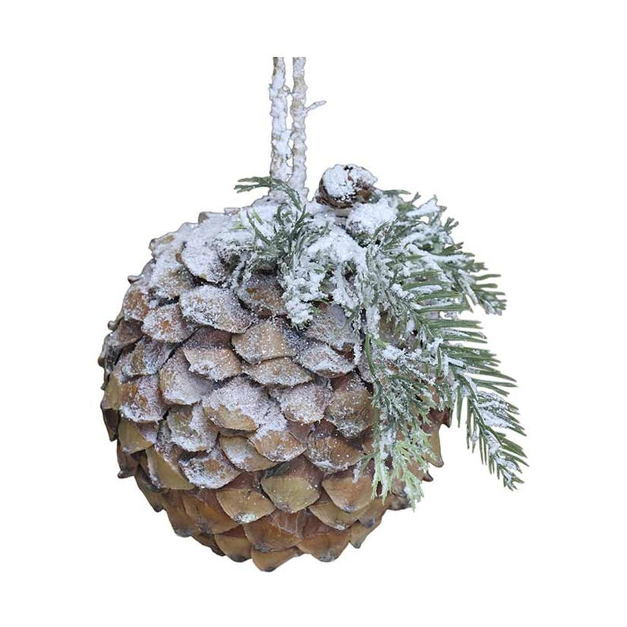 Vidéki stílusú, 15 cm átmérőjű, fenyőággal díszített, havas felületű, karácsonyi toboz gömb dísz.