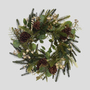 Karácsonyi koszorú, fenyőágakból és eukaliptuszokból, fenyőtobozokkal és fehér erdei bogyókkal díszítve.