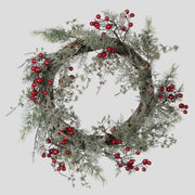 Piros bogyókkal díszített, ezüstös zöld színű mesterséges fenyőágakból készült karácsonyi koszorú, ajtódísz.