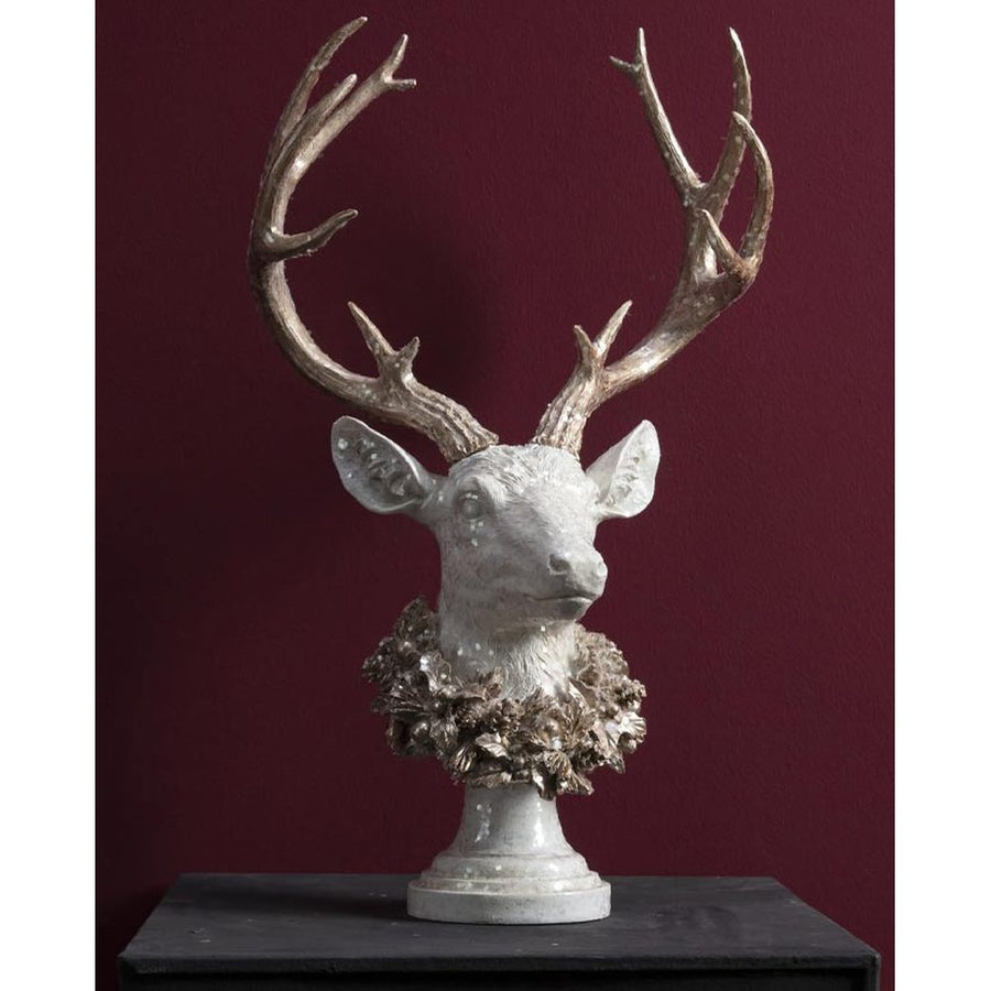 Pezsgőszínű tobozkoszorúval díszített, deres hatású, nagyméretű, 54,5 cm magas, exkluzív karácsonyi szarvas mellszobor .