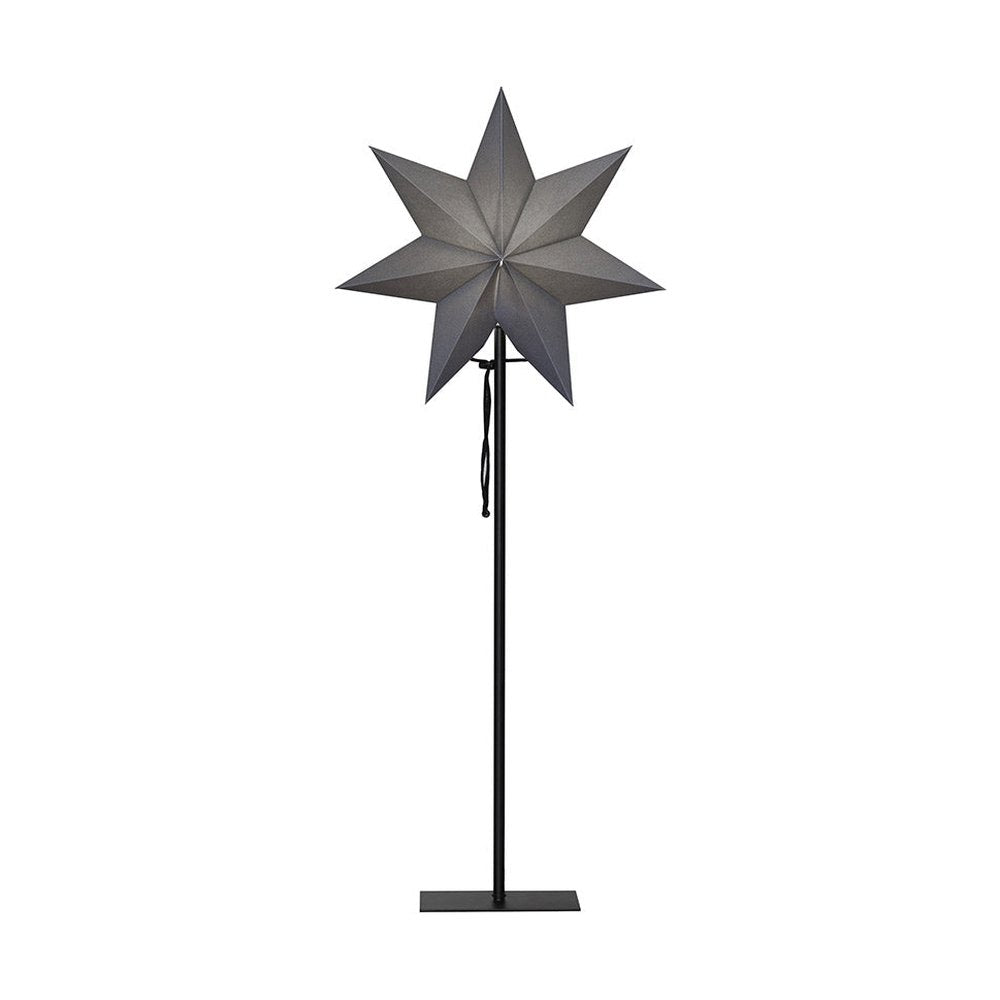 Modern, skandináv stílusú, 85 cm magas, szürkeszínű papírból készült, csillag formájú karácsonyi dekorációs lámpa fém talapzaton.