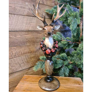 Vintage stílus, csipkebogyó koszorúval díszített, dekoratív karácsonyi szarvas mellszobor, fenyőfával.