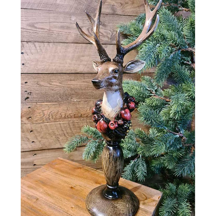 Vintage stílus, csipkebogyó koszorúval díszített, dekoratív karácsonyi szarvas mellszobor, fenyőfával.