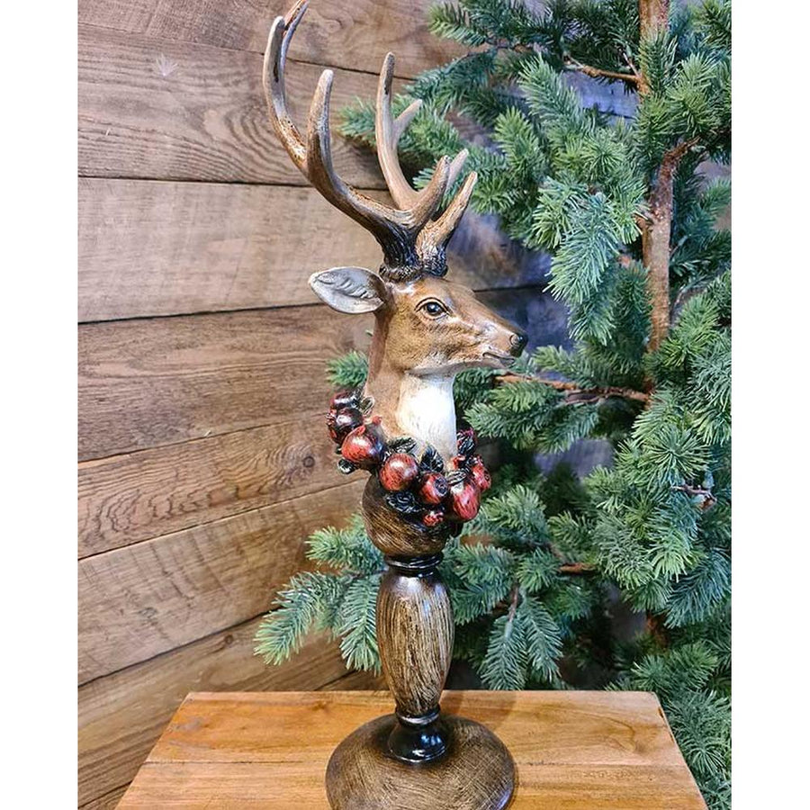 Vintage stílus, csipkebogyó koszorúval díszített, dekoratív karácsonyi szarvas mellszobor, fenyőfával.