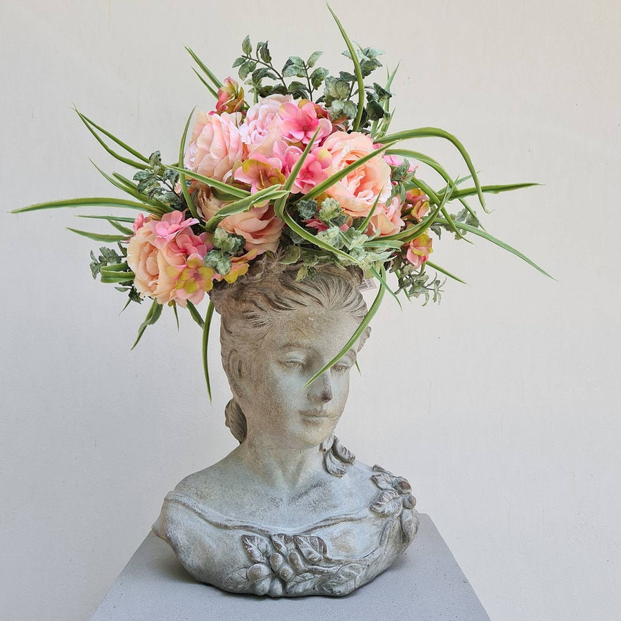 Női mellszobor formájú,, antikolt felületű cementből készült kaspó büszt.