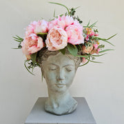 Női mellszobor formájú,antikolt felületű, szürke színű, kaspó büszt.