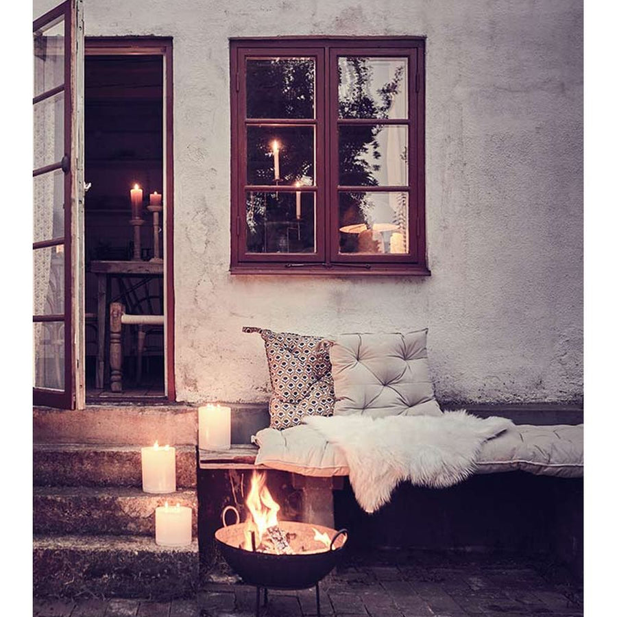 Prémium minőségű, rusztikus vidéki stílusú, 50 cm átmérőjű, antik barna színű, antikolt szegecselt felületű kézműves kerti tűzrakó üst, levehető grill ráccsal és állvánnyal 