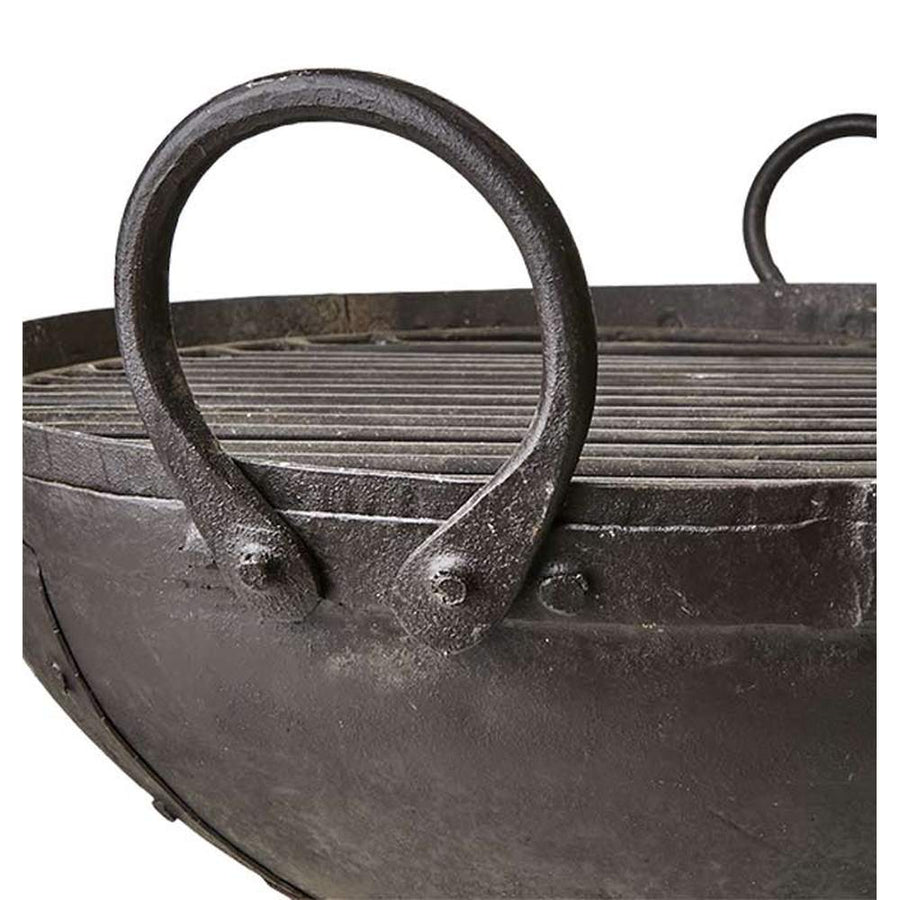 Prémium minőségű, rusztikus vidéki stílusú, 50 cm átmérőjű, antik barna színű, antikolt szegecselt felületű kézműves kerti tűzrakó üst, levehető grill ráccsal és állvánnyal 