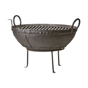 Prémium minőségű, rusztikus vidéki stílusú, 50 cm átmérőjű, antik barna színű, antikolt szegecselt felületű kézműves kerti tűzrakó üst, levehető grill ráccsal és állvánnyal 