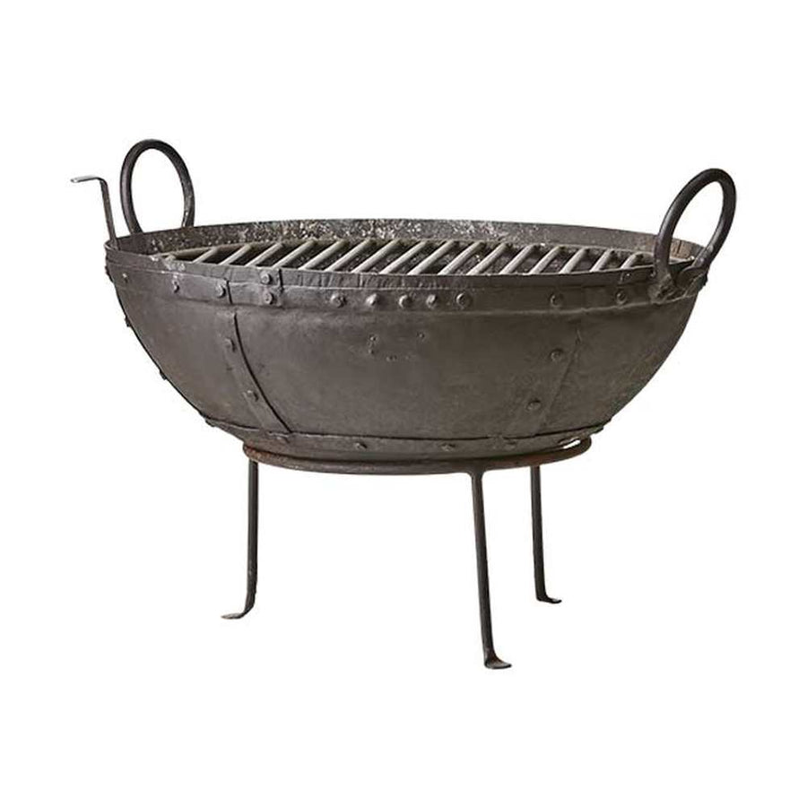 Prémium minőségű, rusztikus vidéki stílusú, 50 cm átmérőjű, antik barna színű, antikolt szegecselt felületű kézműves kerti tűzrakó üst, levehető grill ráccsal és állvánnyal 