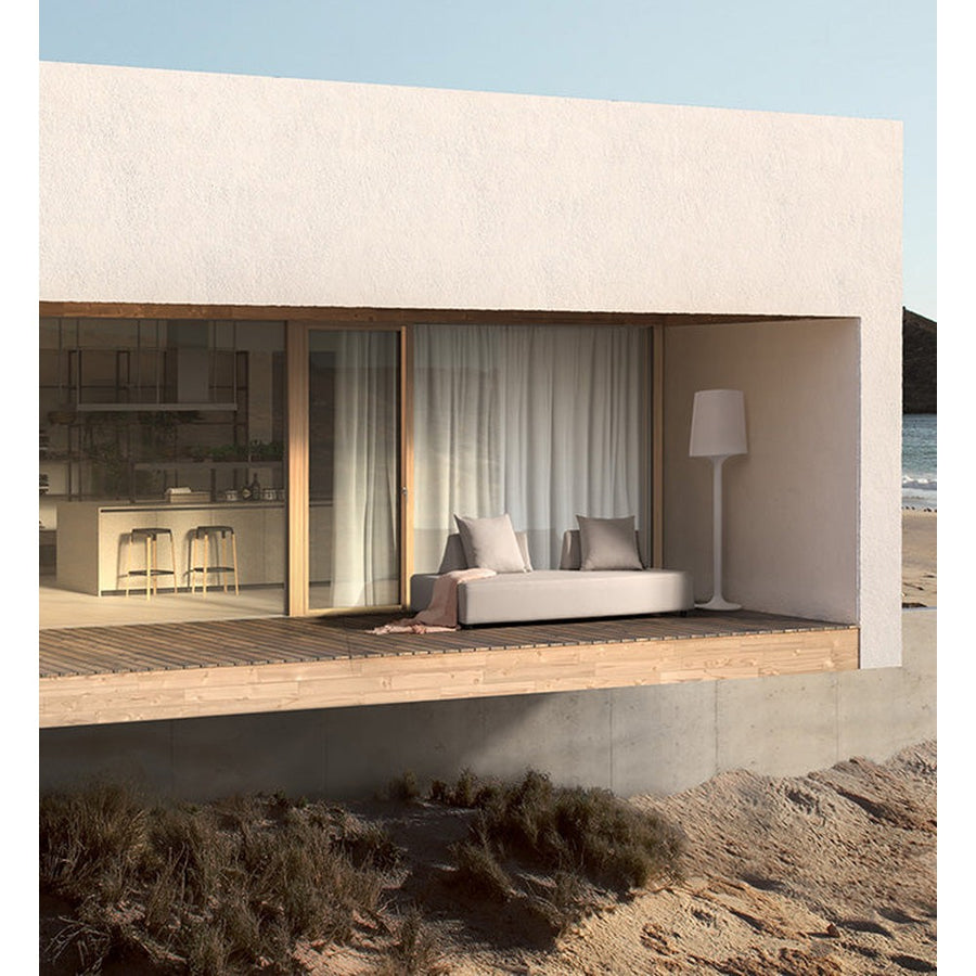 Homokszürke színű kerti kanapé, modern teraszon.