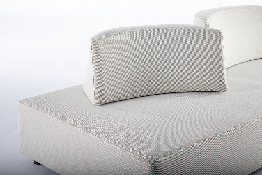 Homokszürke színű kerti kanapé.