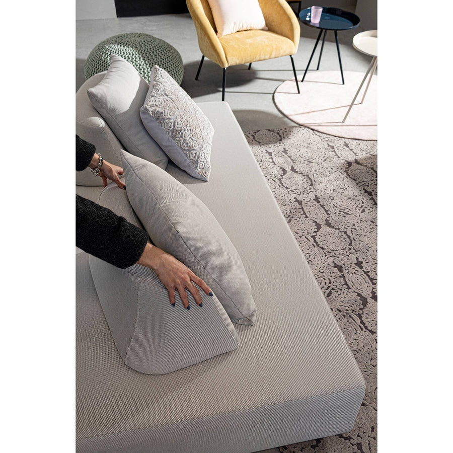 Homokszürke színű kerti kanapé.