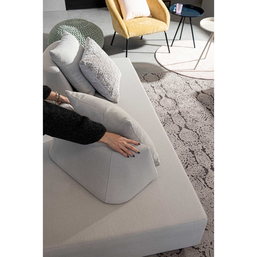 Homokszürke színű kerti kanapé.