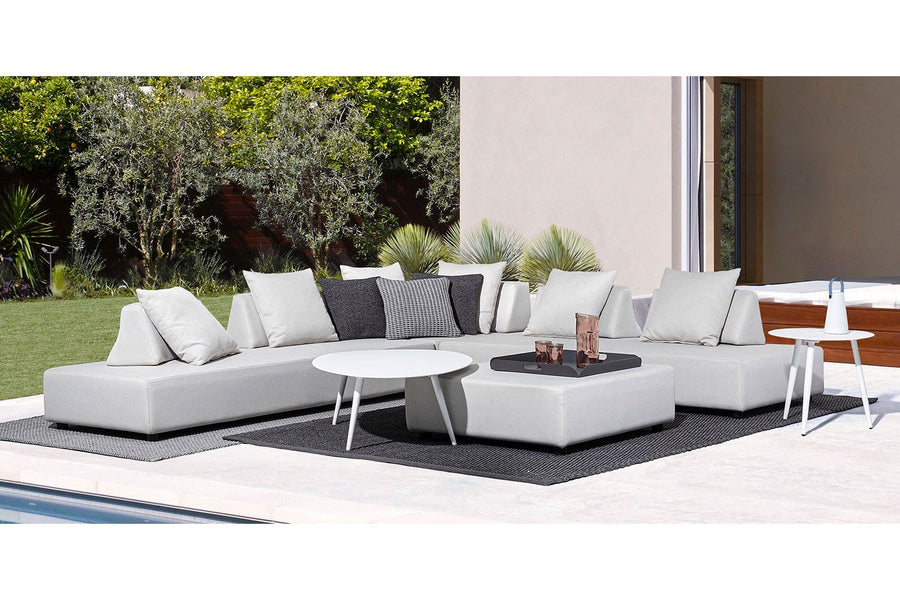 Homokszürke színű, kortárs kerti ülőgarnitúra., modern teraszon.