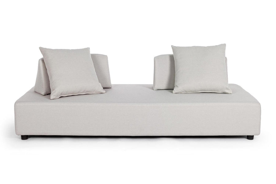 Homokszürke színű kerti kanapé.