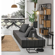 Sötétszürke színű kortárs kerti kanapé, modern nappaliban.