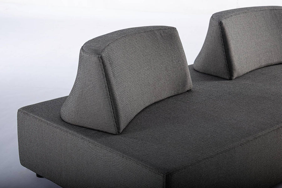 Sötétszürke színű kortárs kerti kanapé.