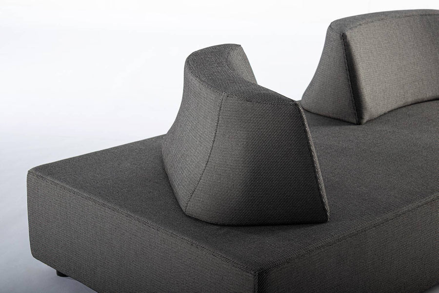 Sötétszürke színű kortárs kerti kanapé.