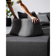 Sötétszürke színű kortárs kerti kanapé.