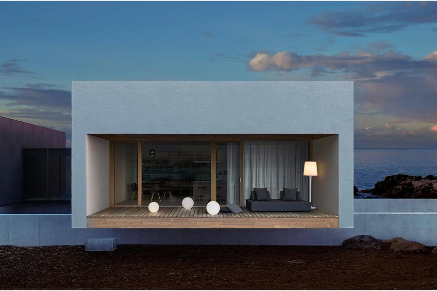 Sötétszürke színű kortárs kerti ülőgarnitúra, modern ház teraszán.