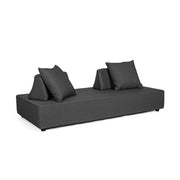 Sötétszürke színű kortárs kerti kanapé.