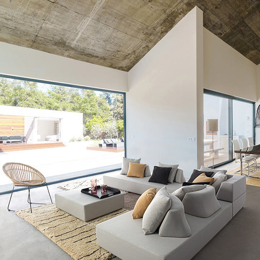 Homokszürke színű, kortárs kerti ülőgarnitúra, modern nappaliban.