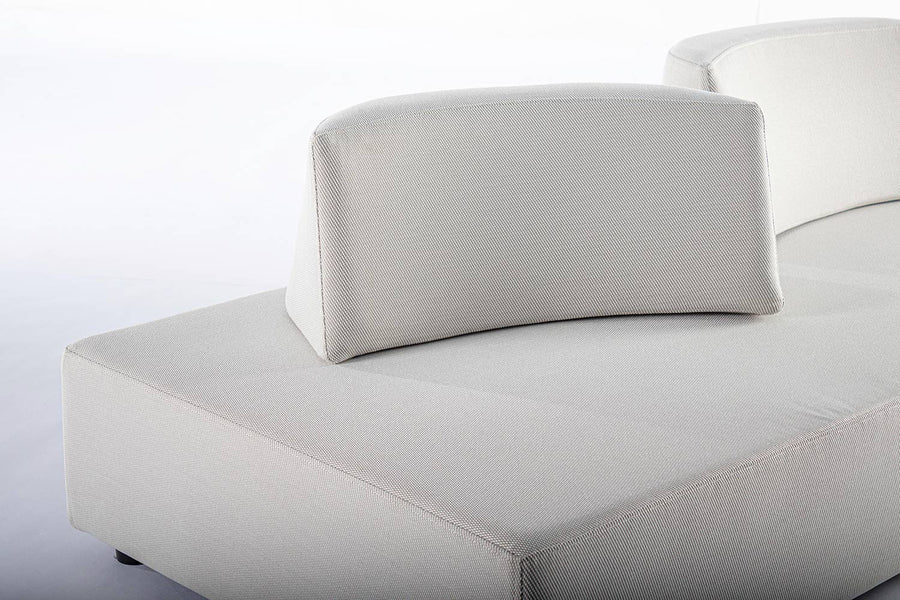 Homokszürke színű, kortárs kerti ülőgarnitúra.