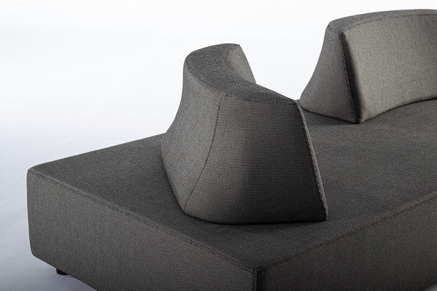 Sötétszürke színű kortárs kerti ülőgarnitúra.