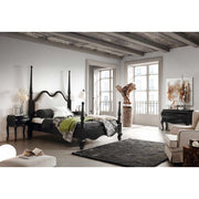 Fekete színű mahagónifából készült komód, franciaágy és éjjeliszekrény, világos szobában. 