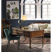 Mahagónifa íróasztal klasszikus enteriőrben, zöld színű székkel 