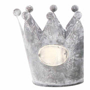 Korona formájú bádog kaspó felületének közeli képe.