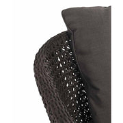 Fromatervezett kerti kanapé háttámla részlete.