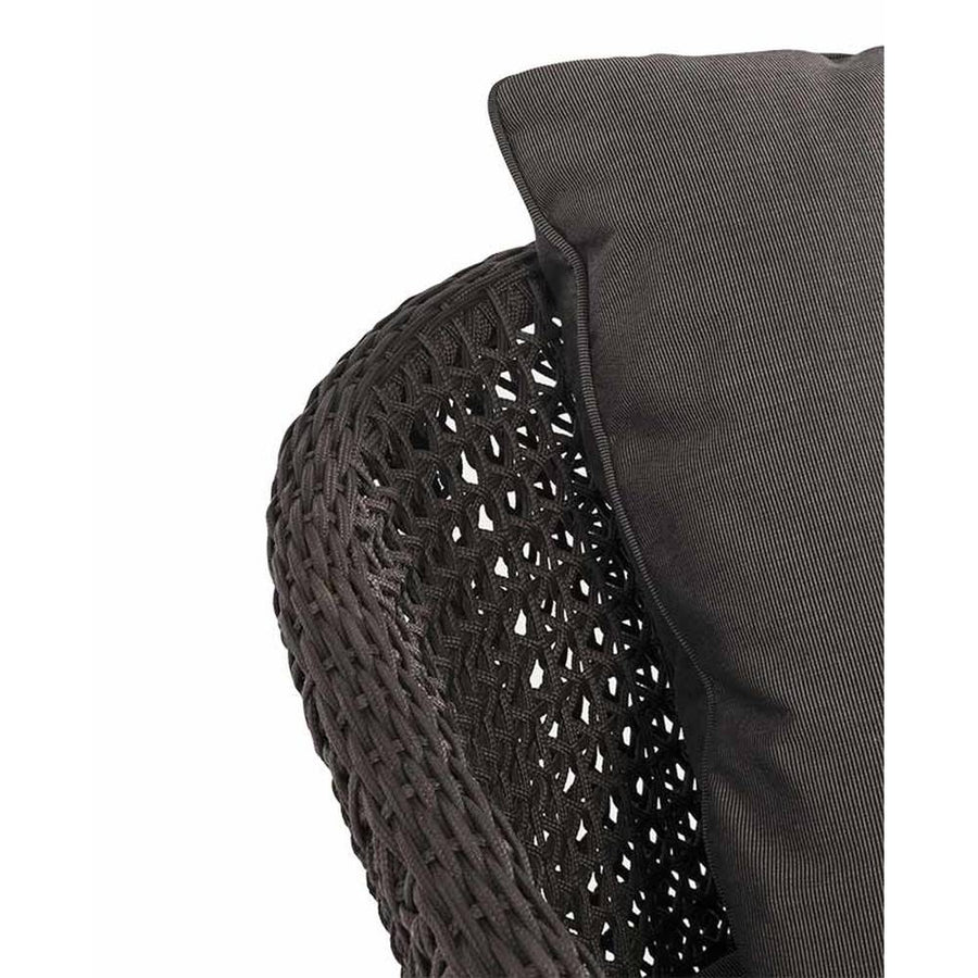 Fromatervezett kerti kanapé háttámla részlete.